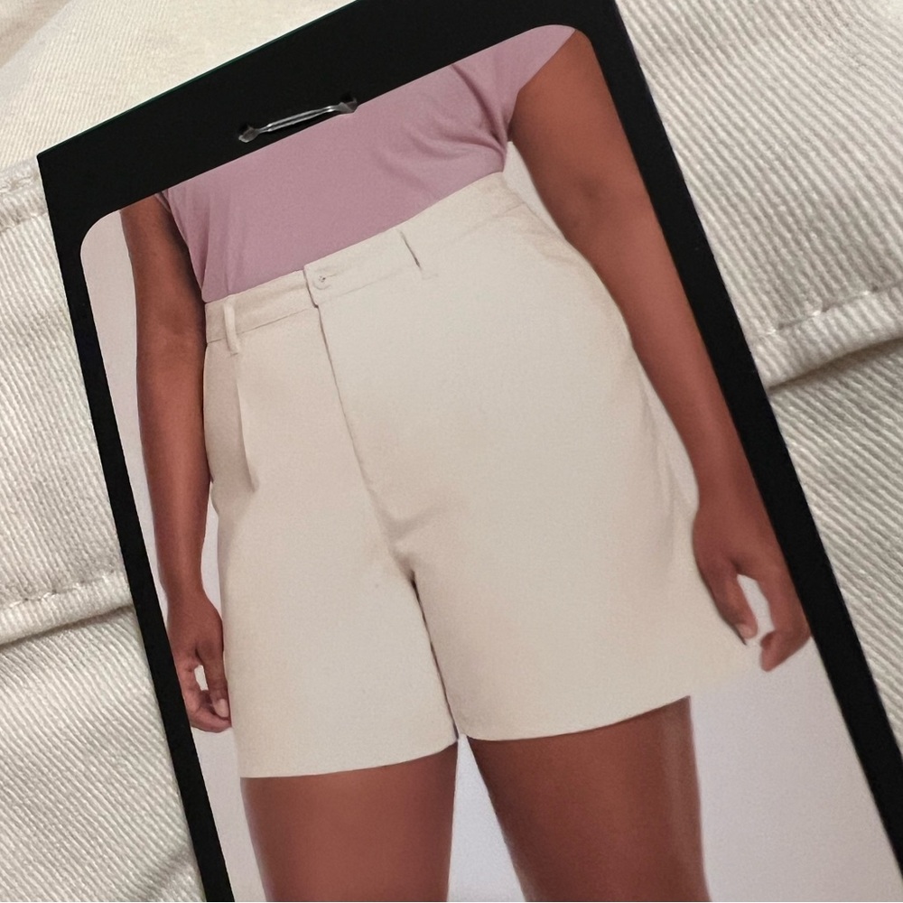 Banana Republic Women's Pleated Chino Cream Shorts